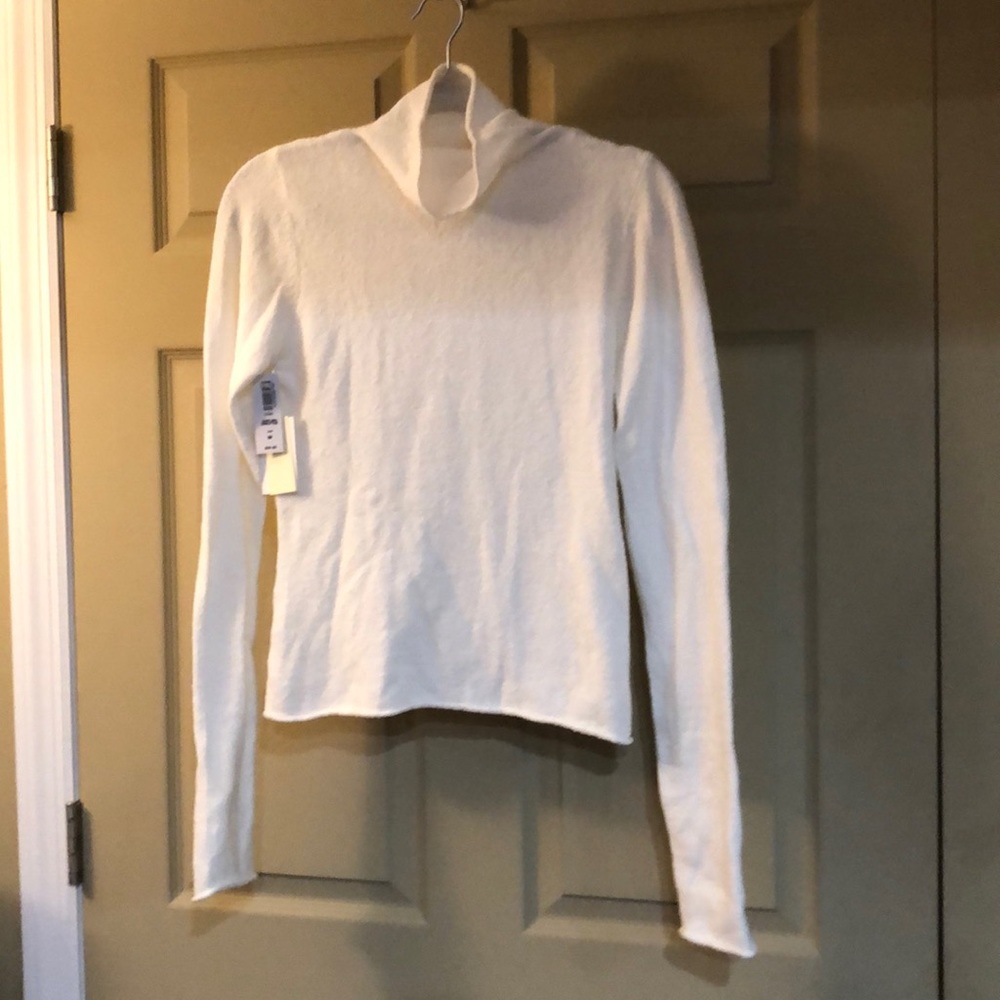 Ladies”Wilfred”MED. cream soft turtleneck sweater